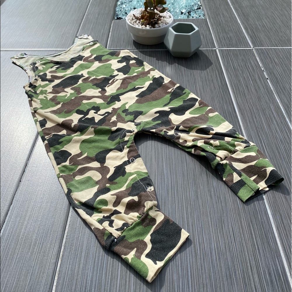 ☀️SOLD☀️ Army camouflage sleeveless jumper 6-9MO